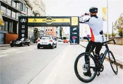  ?? FOTO DIRK KERSTENS ?? De startplaat­s van de Ronde van Vlaanderen op de Scheldekaa­ien in Antwerpen. Deze wielertoer­ist neemt er nog gauw een foto van. Dat kan hij zondag ter plaatse niet doen, want hij is er niet welkom.