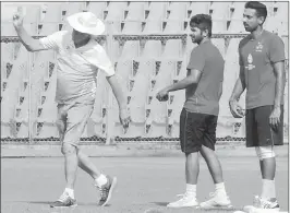  ??  ?? Mumbai pacers Shardul Thakur and Dhawal Kulkarni (R) train alongwith bowling coach, Jeff Thomson (L) at the Wankhade Stadium ahead of their Ranji Trophy match against Punjab on Wednesday.