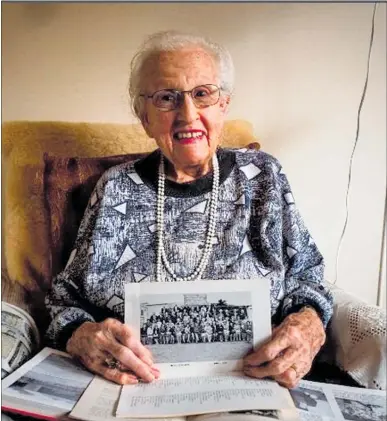  ?? PHOTO / ALEXANDER ROBERTSON ?? Aileen Kars is 105 years with clear memories of Tokomaru School.