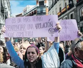  ?? LUCA PIERGIOVAN­NI / EFE ?? Concentrac­ió ahir a Madrid en protesta per la sentència