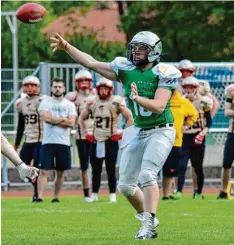  ?? Archivfoto: Thorsten Jordan ?? Lukas Saurwein muss derzeit den verletzten Jordan Barnett als Quarterbac­k ersetzen. Nach dem Punktspiel gegen Neu Ulm gab es für ihn sehr viel Lob. Jetzt freut er sich auf die Partie gegen die Rose Hulman Fightin’ Engineers am heutigen Samstag, ab 17...