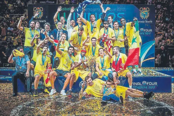  ?? FOTO: FIBA EUROPE ?? La plantilla del Iberostar posa con el título. La euforia se desató en el pabellón insular Santiago Martín tras la victoria del equipo lagunero sobre el Banvit