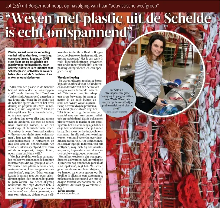  ?? FOTO JAN VAN DER PERREJAN VAN DER PERRE ?? Een plastic weefwerk in rode kleurschak­eringen van Lot Saldien en een vriendin.