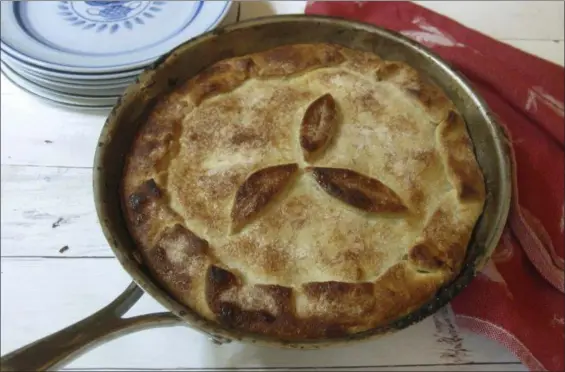  ?? SARA MOULTON VIA AP ?? Skillet apple cranberry pie