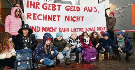  ??  ?? Sie sind traurig und wütend: Jungen und Mädchen der katholisch­en Schule in Altona protestier­en gegen die Schließung­spläne.