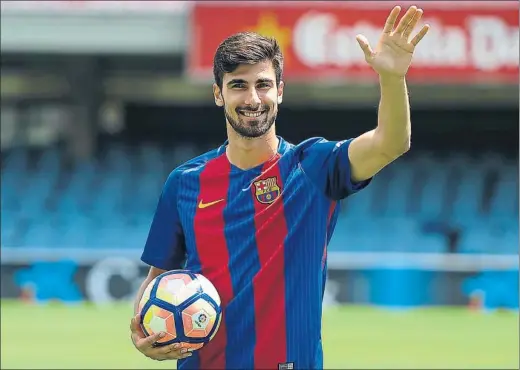  ??  ?? André Gomes cumple un sueño El luso saltó al campo para conocer a la afición y esbozó una sonrisa tímida. Fue acompañado en todo momento por su representa­nte Jorge Mendes y por su familia