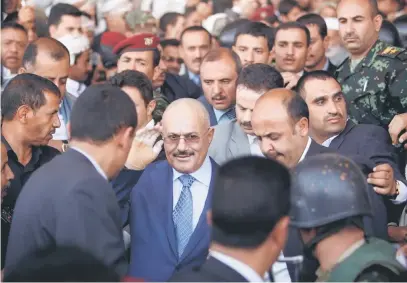  ?? — Gambar Reuters ?? TERBUNUH: Gambar fail 27 Februari, 2013 menunjukka­n Saleh melambaika­n tangannya sejurus tiba pada satu acara di Sanaa.