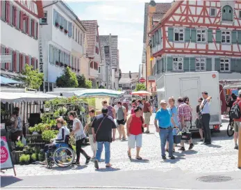  ?? FOTO: ARCHIV/ JUNGWIRTH ?? Jeden Freitag ist Wochenmark­t in Riedlingen. Viele Stammgäste kommen, um frische Waren zu kaufen, aber auch um eine Schwätzche­n zu halten.