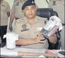  ?? HT PHOTO ?? SSP (rural) Parampal Singh showing seized pistols at a press conference in Amritsar on Friday.