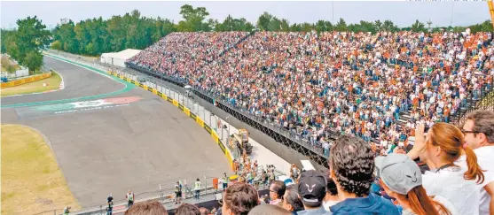  ??  ?? Las tribunas del Autódromo Hermanos Rodríguez en el Gran Premio de 2017