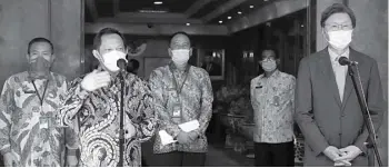  ?? HUMAS KEMENDAGRI ?? SINERGI: Mendagri Tito Karnavian (dua dari kiri) dan Dubes Korsel untuk Indonesia Kim Chang-beom (kanan) menjelaska­n hasil pertemuan mereka di halaman gedung A Kemendagri, Jakarta, kemarin.
