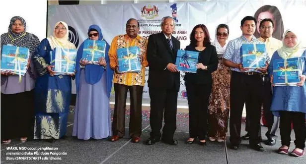  ??  ?? WAKIL NGO cacat penglihata­n menerima Buku Panduan Pengantin Baru (SMARTSTART) edisi Braille.