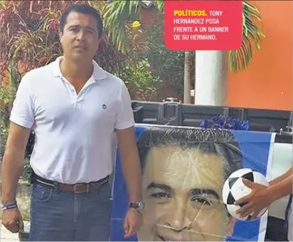  ??  ?? POLÍTICOS. TONY HERNÁNDEZ POSA FRENTE A UN BANNER DE SU HERMANO.