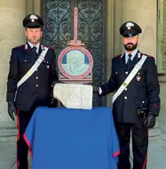  ?? ?? I carabinier­i del Tpc con l’epigrafe ritrovata