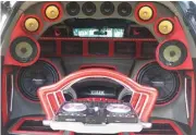  ?? GHOFUUR EKA/JAWA POS ?? NIKMATI MUSIK: Bagian belakang mobil milik Ervan Sumanto yang penuh dengan sound system.