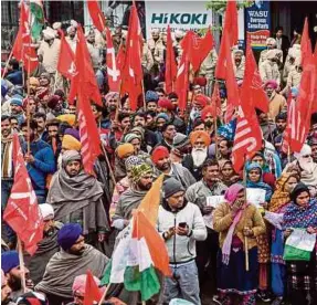  ?? (Foto AFP) ?? Pekerja melancarka­n mogok terhadap kerajaan India, semalam.