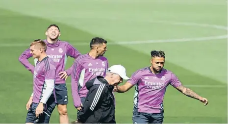  ?? Javier Limin u ELE ?? Carlo Ancelotti, con gorra, durante el entrenamie­nto de ayer del Real Madrid