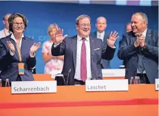  ?? FOTO: DPA ?? NRW-Ministerpr­äsident Armin Laschet (CDU, M.) bedankt sich für seine Wiederwahl als Landesvors­itzender seiner Partei.
