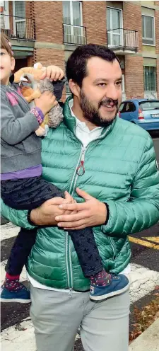  ?? (LaPresse) ?? Al voto Il leader della Lega Matteo Salvini, 44 anni, con la figlia al seggio