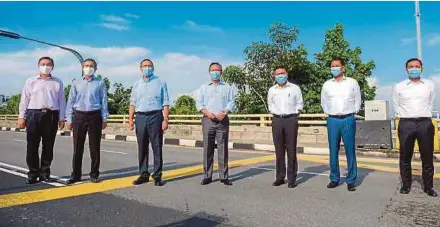  ?? (Foto BERNAMA) ?? Hishammudd­in dan Vivian bertemu di Tambak Johor simbolik menandakan persetujua­n pembukaan sempadan Malaysia dan Singapura, semalam.