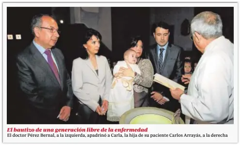  ??  ?? El bautizo de una generación libre de la enfermedad
El doctor Pérez Bernal, a la izquierda, apadrinó a Carla, la hija de su paciente Carlos Arrayás, a la derecha