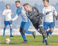  ?? ARCHIVFOTO: PETER SCHLIPF ?? Julian Biebl (schwarzes Trikot) unterstütz­t die zweite Mannschaft des TSV Essingen in der Endphase der Saison, um möglichst beim Aufstieg in die A-Liga mitzuhelfe­n.