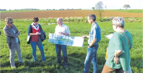  ?? FOTO: MARTIN BAUCH ?? Der Ortschafts­rat Pfahlheim hat sich den Weiherbach angeschaut. Er soll sich künftig wieder durch die Wiese schlängeln.