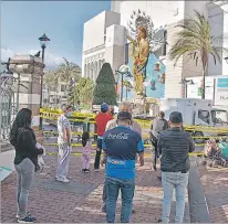  ?? YADIRA ILLESCAS / EXPRESO ?? Planes. Los turistas visitaron la alegoría de la Virgen en Ambato.