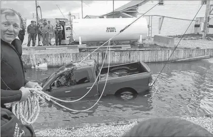  ?? JEFFREY MACNEILL/SPECIAL TO SALTWIRE NETWORK ?? Diver Duane Ching assists in retrieving a truck from North Lake harbour on Sunday.