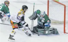  ?? FOTO: HANSJÜRGEN BRITSCH/IMAGO IMAGES ?? Viel Betrieb herrschte vor dem Tor von Bietigheim­s Goalie Jimmy Hertel: Hier prüfte ihn der Ravensburg­er Yannick Drews.