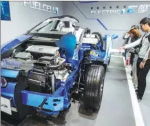  ?? PROVIDED TO CHINA DAILY ?? Visitors watch the model of a hydrogen fuel cell vehicle during an auto expo in Shanghai.