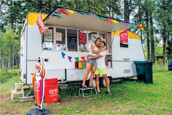  ?? Bilder: Matilda Falk ?? Försäljnin­gsvagnen köptes på blocket och därefter blev den ”The Beach Wagon”.