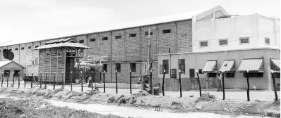  ?? GLEANER ARCHIVES PHOTOS ?? This 1950 photo shows Kingston Ice Making Co Ltd ice factory at the eastern end of Harbour Street.