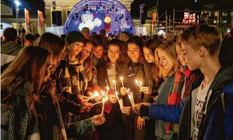  ?? Foto: imago ?? Strahlende Gesichter beim Abendgotte­sdienst vor dem Brandenbur­ger Tor. Doch nicht immer geht es so harmonisch zu auf dem evangelisc­hen Kirchentag.