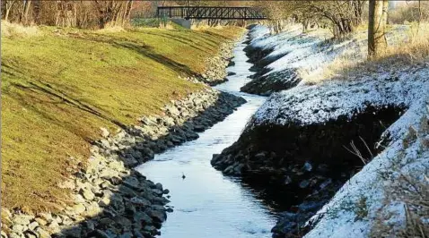  ??  ?? Schweres Steingeröl­l auf beiden Seiten hat den Linderbach bei Kleinmölse­n zu einem Kanal gemacht, in dem Kleinlebew­esen kaum eine Chance gegeben wird.