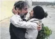  ?? FOTO: IMAGO ?? Deniz Yücel mit Ehefrau vor dem Gefängnis: endlich frei.