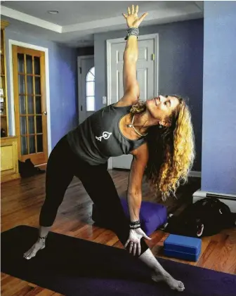  ?? Lindsay Niegelberg ?? Carol Shwidock practices at home. As long as you can circle your arms, you have enough space.