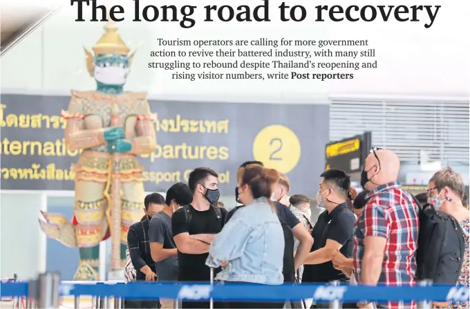  ?? SOMCHAI POOMLARD ?? Passengers queue to check in for their flight at Suvarnabhu­mi airport on June 24.