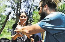  ??  ?? Vecinos. Gabriela y José María forman parte de Productore­s de Punta Negra.