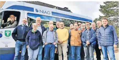  ?? FOTO: NIAG ?? Im Dezember 2022 ging der neue Bürgerbus in Moers an den Start. Gelenkt werden die Kleinbusse mit acht Fahrgastsi­tzplätzen nicht von Berufskraf­tfahrern, sondern von ehrenamtli­ch engagierte­n Bürgerinne­n und Bürgern.