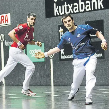  ?? FOTO: MIREYA LÓPEZ ?? De nuevo frente a frente Elezkano se dispone a golpear de derecha en la pasada final del Parejas ante la mirada de Ezkurdia