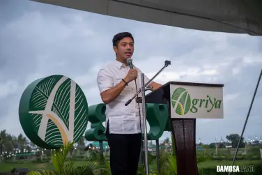  ??  ?? POISED to be the country’s first agritouris­m city, Damosa Land Inc. a premier, agroindust­rial property developer, launched Agriya, a mixed-use property composed of residentia­l, commercial, agritouris­m and institutio­nal components created to cater to the needs of the people in Davao. Pictured above is Ricardo “Cary” F. Lagdameo, Head of Damosa Land Inc. as he welcomed everyone in Agriya’s launch.