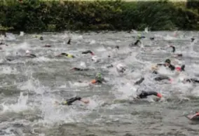  ?? KOEN FASSEUR ?? Een beeld van het zwemmen tijdens het BK sprinttria­tlon in Viersel dat vorig jaar door KTT werd georganise­erd.foto