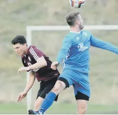  ??  ?? Hall Farm Doxy Lad (blue) in action against Ashbrooke Rosedene.