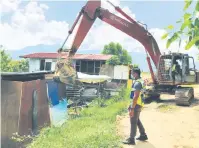  ??  ?? ROBOH: Salah sebuah setinggan haram yang dirobohkan di sini semalam.