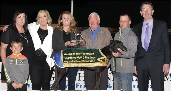  ??  ?? Bríd Ní Mhathúna presents the winner’s trophy on behalf of the sponsor to winning trainer/owner John Wren, from Tarbert, after Chas Book won the Meadowland­s Hotel Buster 525 Final as part of the Gaelscoil Mhic Easmainn fundraisin­g night at the dogs at...