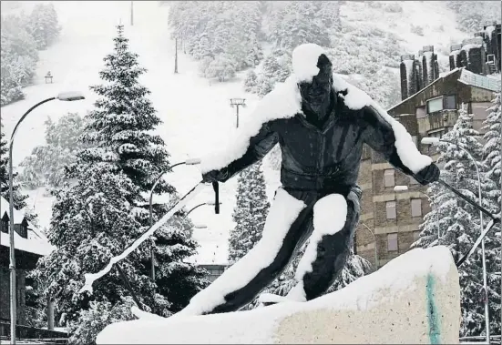  ?? MERCÈ GILI ?? Estàtua d’un esquiador als accessos de Baqueira després d’una de les primeres nevades a la Val d’Aran d’aquesta tardor