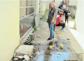  ?? Picture: DESMOND COETZEE ?? UNSANITARY: King William’s Town Lions Club member Peter Moses points out the unhygienic conditions behind the Breidbach Community Hall, where they had to hold their soup kitchen