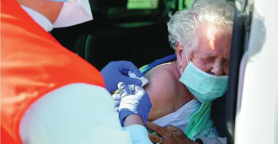  ?? EP ?? Una mujer mayor de 90 años recibe la vacuna de Pfizer contra la Covid-19, dentro del plan de vacunación contra el coronaviru­s