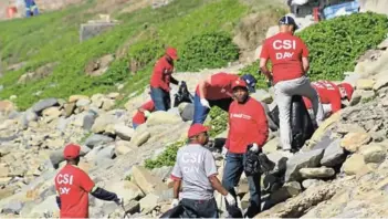  ?? Picture:SIVENTAHI GOSA ?? DOING THEIR PART: Coca-Cola Beverages South Africa employees cleaning up the coastline along the Esplanade